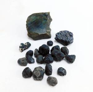 lot 85 image: Lot Including Labradorite, Hematite and Various Small Unpolished Black Stones