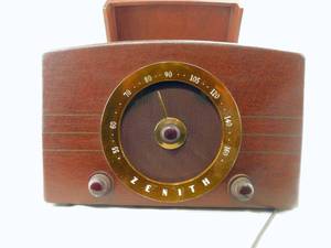 lot 2 image: Vintage 1950s Zenith Cobra-MaticModel J665 Radio Phonograph