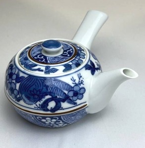 lot 26 image: Vintage Asian Blue & White Porcelain Side Handle Teapot in Excellent Condition