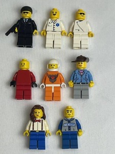 lot 8 image: Vintage LEGO Minifigures Lot