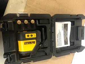 DEWALT 100 ft. Green Self-Leveling Cross Line Laser Level with (3) AA Batteries & Case Customer Returns See Pictures