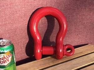 lot 23 image: Crosby 12T Shackle