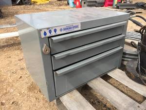 lot 35 image: Adrian Steel 3 Drawer Metal Cabinet