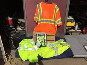lot 48 image: 4 Safety Vests