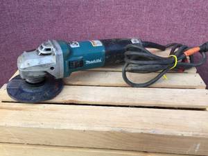 lot 65 image: Makita Electric 4 12 Angle Grinder