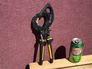 lot 120 image: Southwire CCPR400 Ratcheting Cable Cutters