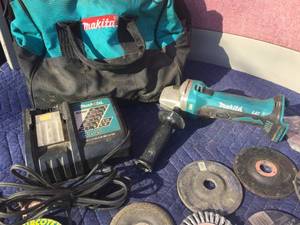 lot 238 image: Makita XAG01 Cordless 18V 4 12 Angle Grinder Set