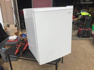 lot 251 image: SANYO Small Refrigerator