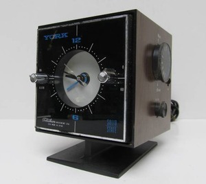 lot 50 image: Very Cool Retro Vintage YORK Telechron Model TC-106 Clock Radio