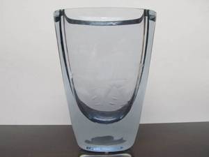 lot 69 image: Large Vintage Signed STROMBERG Sweden Heavy Etched Crystal Vase wFisherman