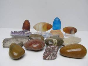 lot 74 image: Nice Group of Polished Stones Agates etc