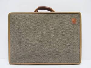 lot 113 image: Great Looking Vintage HARTMANN Tweed & Leather Briefcase or Attache Case #1