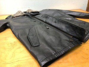 lot 209 image: Like-New Black Leather Jacket - Robert Comstock - Size 40