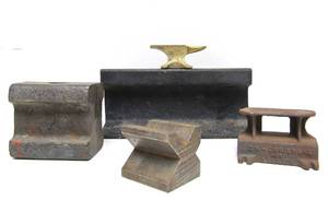 lot 121 image: Lot of Vintage & Antique Smaller Sized Anvils