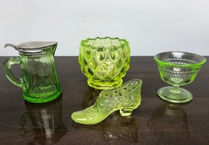 lot 263 image: Group of Vintage Depression & Uranium Glass Items
