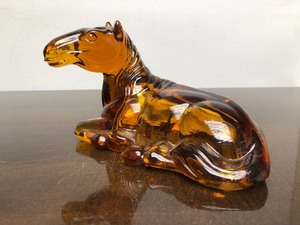 lot 264 image: Vintage Amber Glass L.E. Smith Resting Horse Figurine