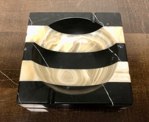lot 265 image: Very Cool Vintage Black & White Onyx  Marble Ashtray