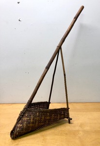 lot 306 image: LARGE Old Primitive Vintage Woven Bamboo Fishing Scoop
