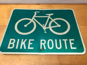 lot 334 image: Vintage Metal BIKE ROUTE Street Sign