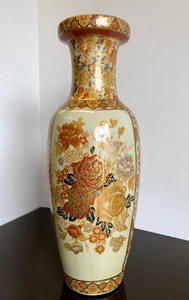 lot 313 image: LARGE Vintage Hand Painted Japanese Satsuma Vase