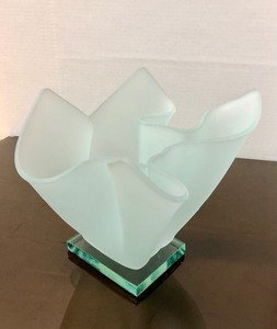 lot 319 image: Outstanding Sculptural Art Glass Vase