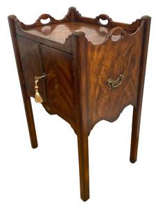lot 2 image: Lovely Matching Pair of Theodore Alexander Althorp Living History Cabinet Tables