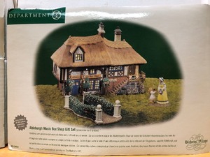 lot 67 image: Group of 6 Heritage Village Collection Pieces - Dickens Village Series