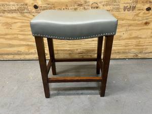 lot 53 image: 25 Cushioned Bar Stool