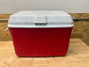lot 54 image: RUBBERMAID 48 Quart Cooler