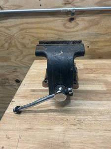 lot 27 image: WILTON Vise
