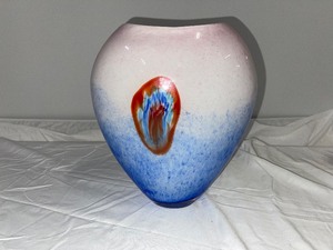 lot 52 image: Blue and Pink Glass Vase