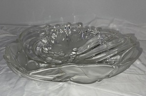 lot 54 image: Beautiful Glass Fruit Bowl