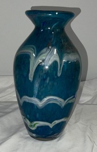 lot 65 image: Gorgeous Design Glass Vase