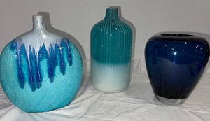 lot 70 image: Lot of 3 Glass Vases