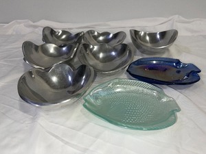 lot 76 image: Lot of 6 CandyNut Bowls and 2 glass plates