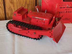 lot 12 image: Tru-Miniatures Model Toy Bulldozer - International Harvester TD-24
