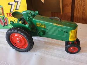 lot 17 image: Vintage Model Toy Tractor - Oliver 77 Row Crop Tractor