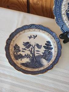lot 62 image: Vintage Fine English Porcelain Platter & Plates (3) - Real Old Willow