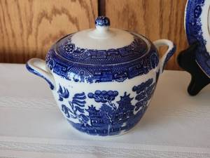 lot 61 image: Fine Vintage English Pocelain Serving Set (4) - Allertons Ltd. - Willow