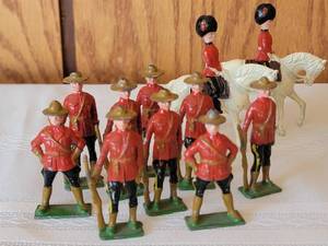 lot 60 image: Vintage J. Hill & Co. Toy Soldiers