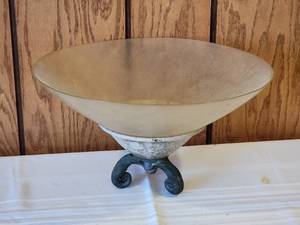 lot 51 image: Stunning Modern Art Glass Centerpiece