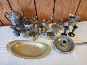 lot 40 image: Silver Plate & Pewter Vintage Serving and Decor Collection