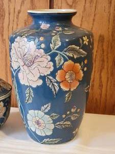 lot 31 image: Stunning Vintage Handpainted Japanese Porcelain Pair