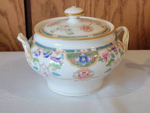 lot 28 image: Lovely Vintage English Porcelain Lidded Jars