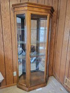 lot 8 image: Elegant Oak Collectors Cabinet by Howard Miller