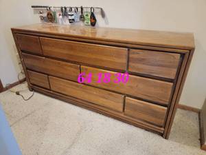 lot 4 image: Chic Modern Vanity Height 8 Drawer Dresser