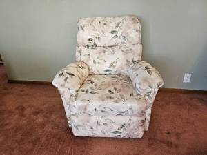 lot 58 image: Cozy Floral Lever Recliner