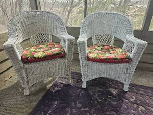 lot 84 image: Traditional Wicker Conversation Set