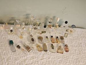 lot 73C image: Miniature Perfume Bottle Collection (C)