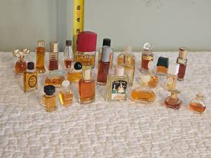 lot 162 image: Perfume Sampler & Mini Bottle Collection  Caron  Liz Taylor 